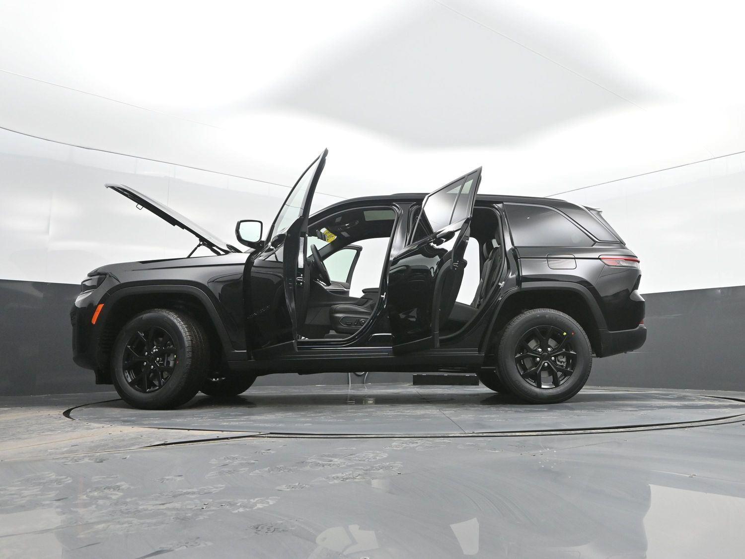 New 2026 Diamond Black Crystal Pearlcoat Jeep Laredo Altitude image 48