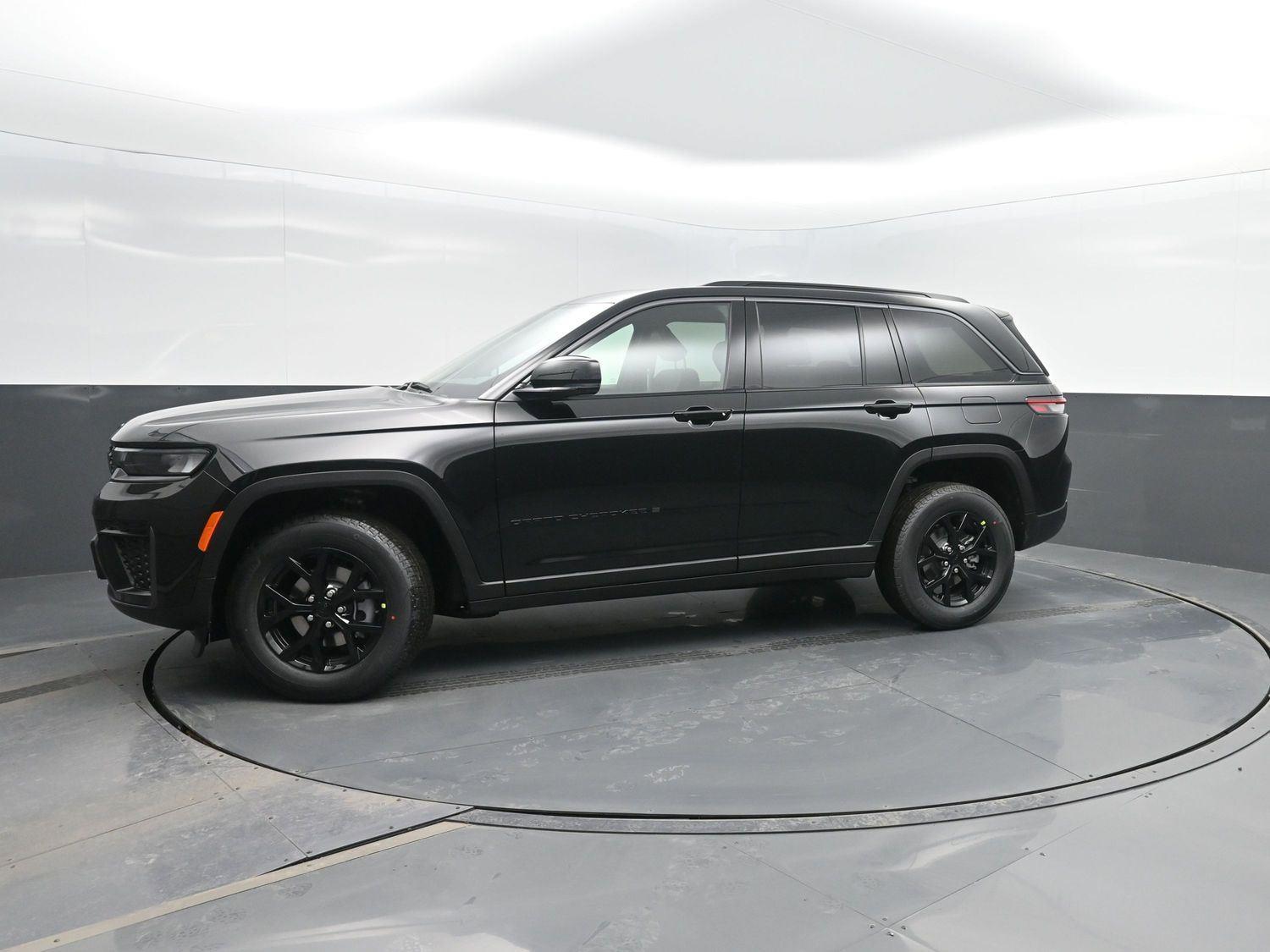 New 2026 Diamond Black Crystal Pearlcoat Jeep Laredo Altitude image 39