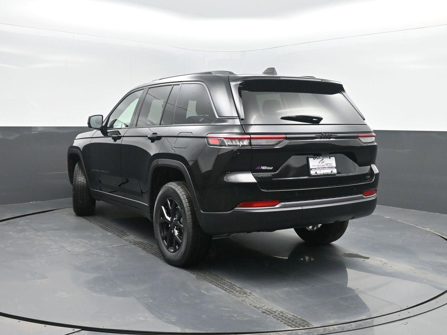 New 2026 Diamond Black Crystal Pearlcoat Jeep Laredo Altitude image 41