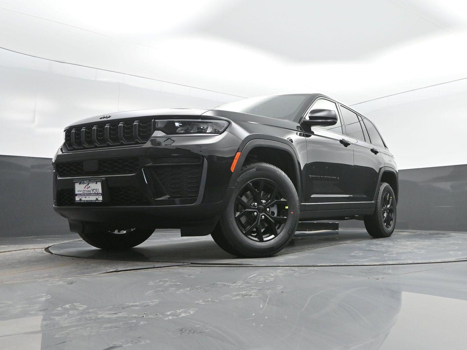 New 2026 Diamond Black Crystal Pearlcoat Jeep Laredo Altitude image 42
