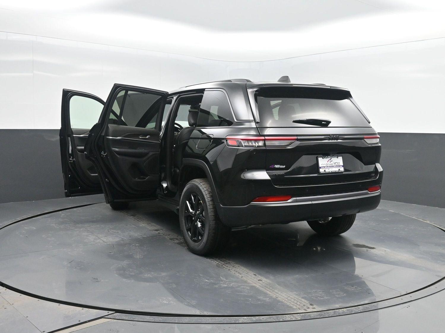 New 2026 Diamond Black Crystal Pearlcoat Jeep Laredo Altitude image 44