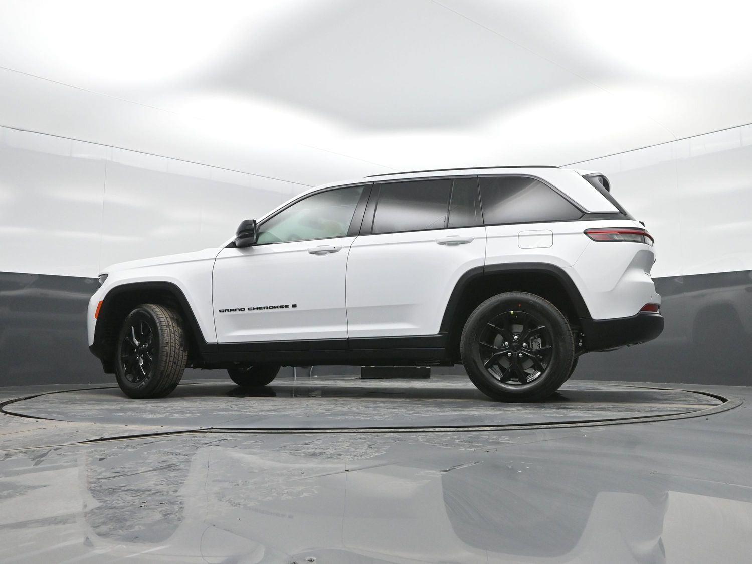 New 2026 Bright White Clearcoat Jeep Laredo Altitude image 31