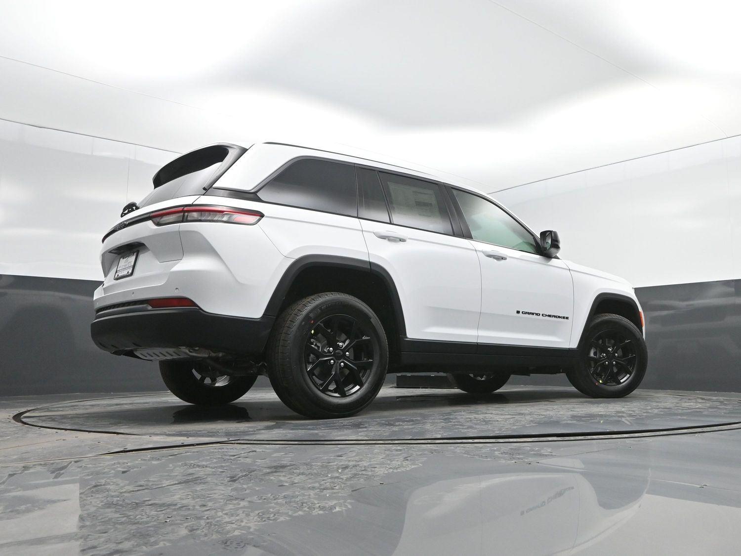 New 2026 Bright White Clearcoat Jeep Laredo Altitude image 32