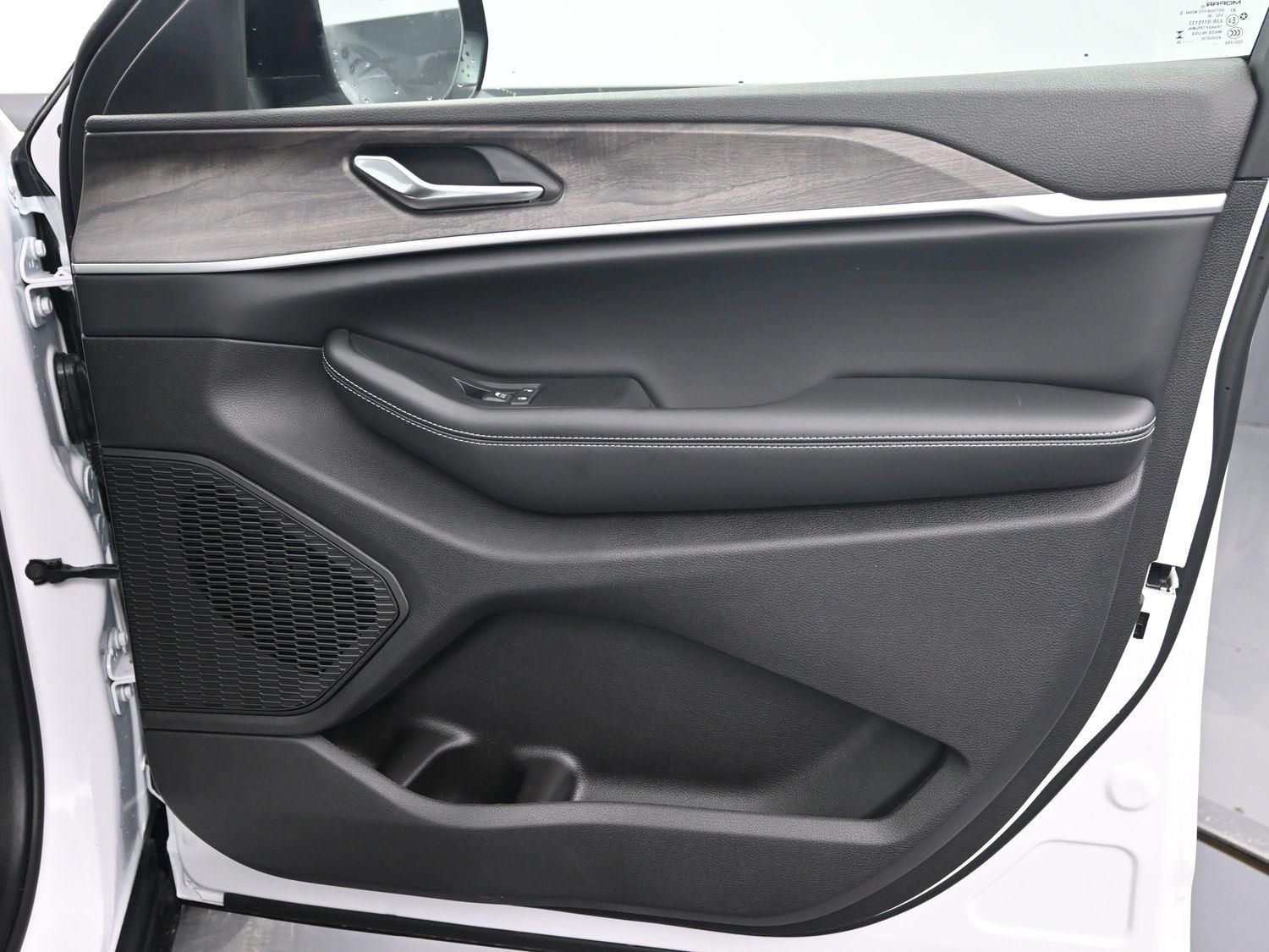 New 2026 Bright White Clearcoat Jeep Laredo Altitude image 7