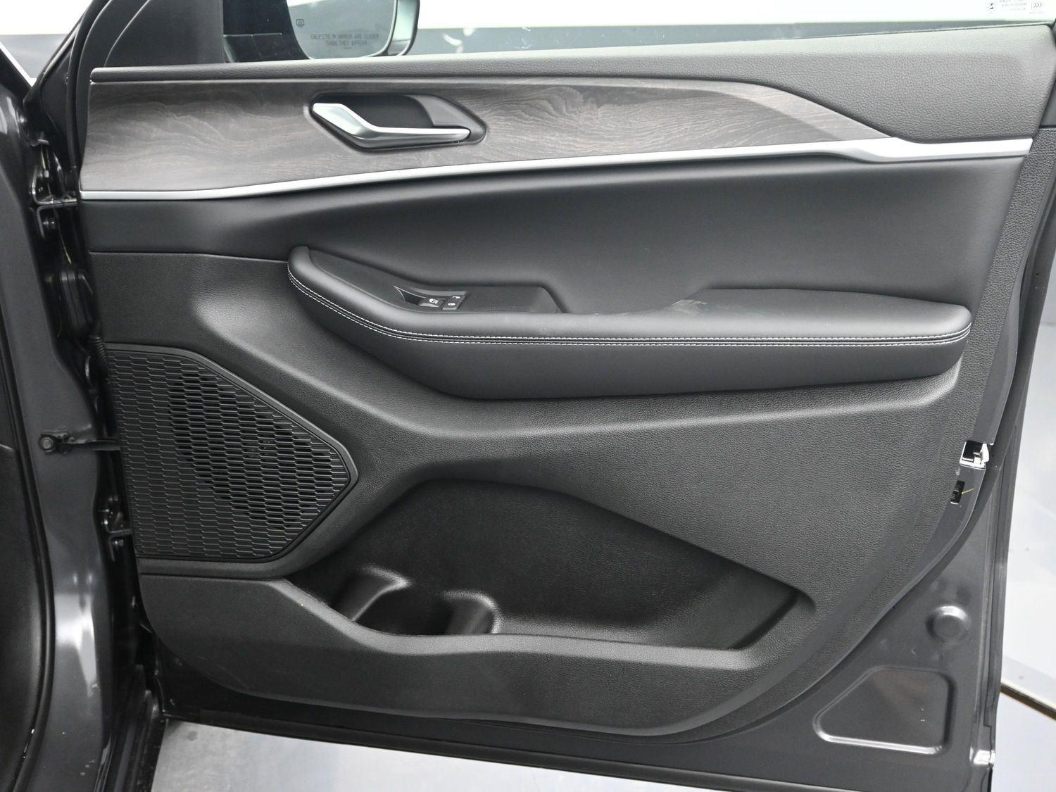 New 2026 Baltic Gray Metallic Clearcoat Jeep Laredo Altitude image 7