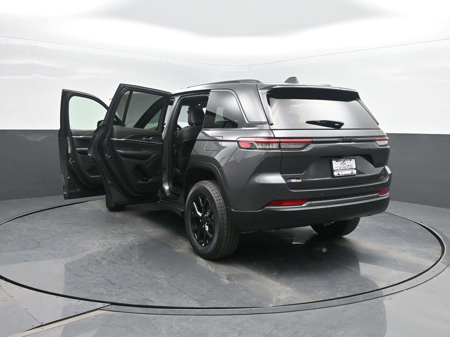 New 2026 Baltic Gray Metallic Clearcoat Jeep Laredo Altitude image 43