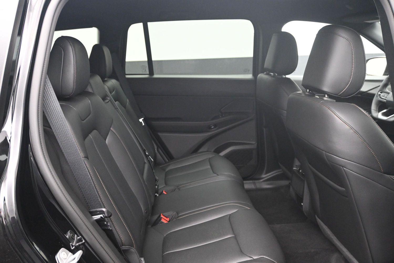 New 2026 Diamond Black Crystal Pearlcoat Jeep Limited image 12