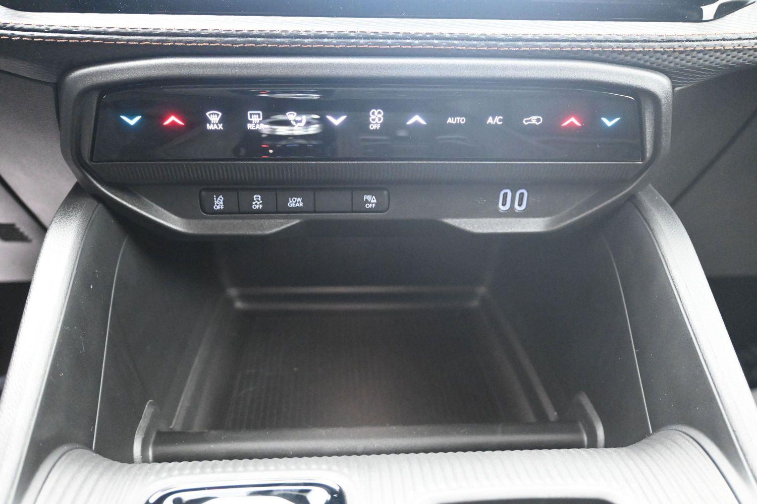 New 2026 Diamond Black Crystal Pearlcoat Jeep Limited image 28