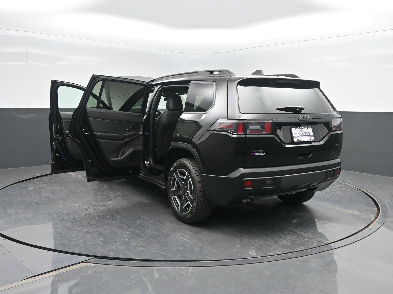 New 2026 Diamond Black Crystal Pearlcoat Jeep Limited image 47