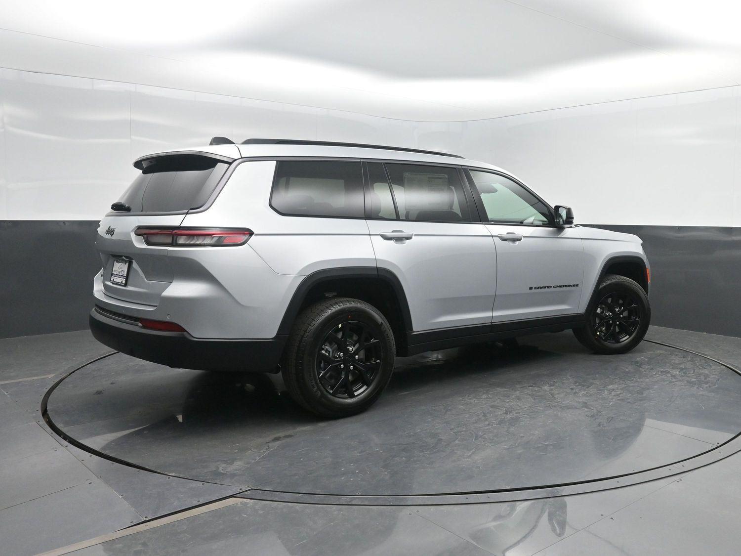 New 2026 Silver Zynith Jeep Laredo Altitude image 2