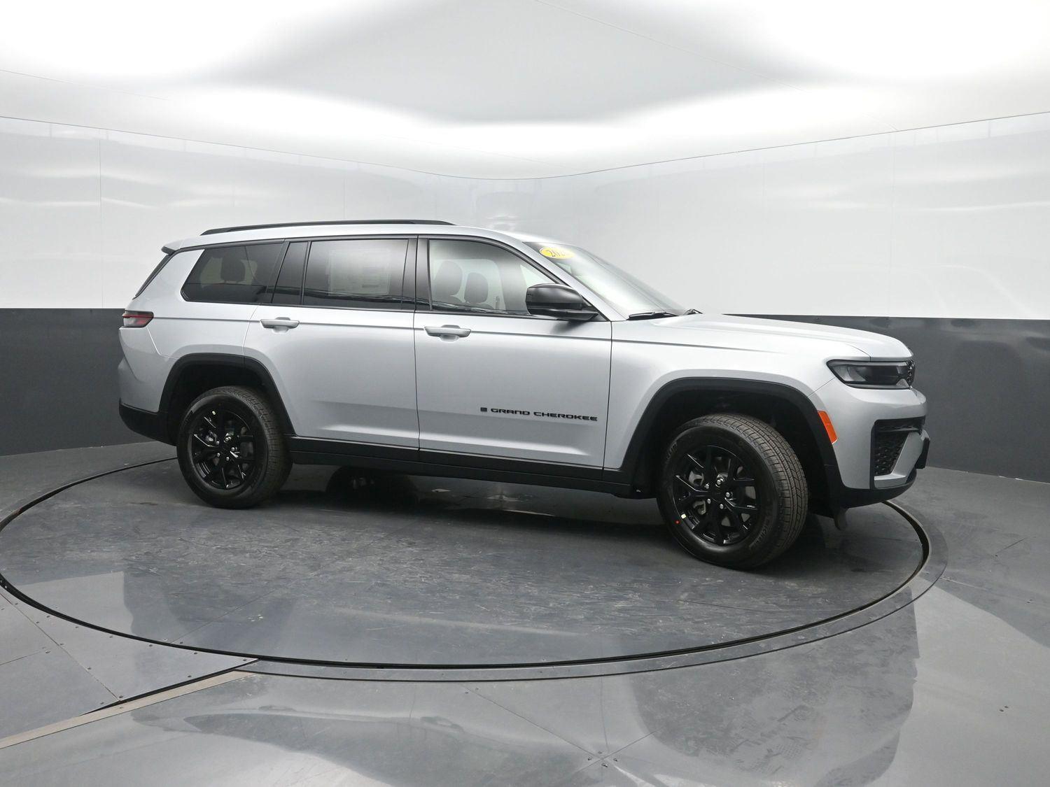 New 2026 Silver Zynith Jeep Laredo Altitude image 3