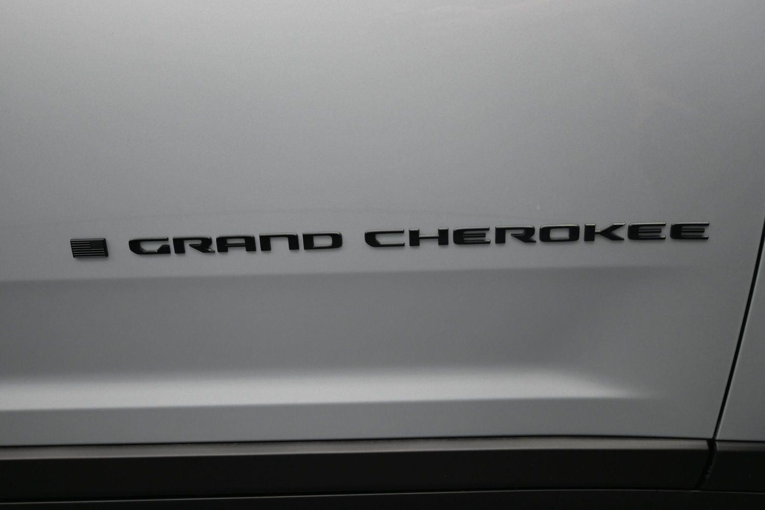 New 2026 Silver Zynith Jeep Laredo Altitude image 6
