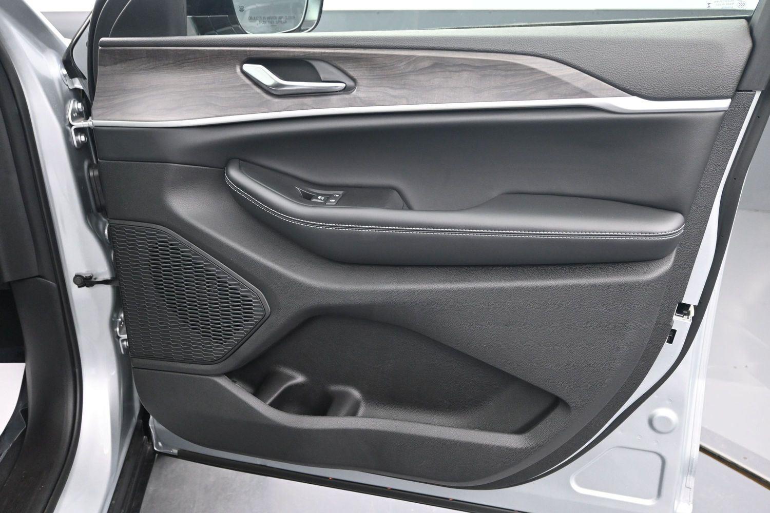 New 2026 Silver Zynith Jeep Laredo Altitude image 7