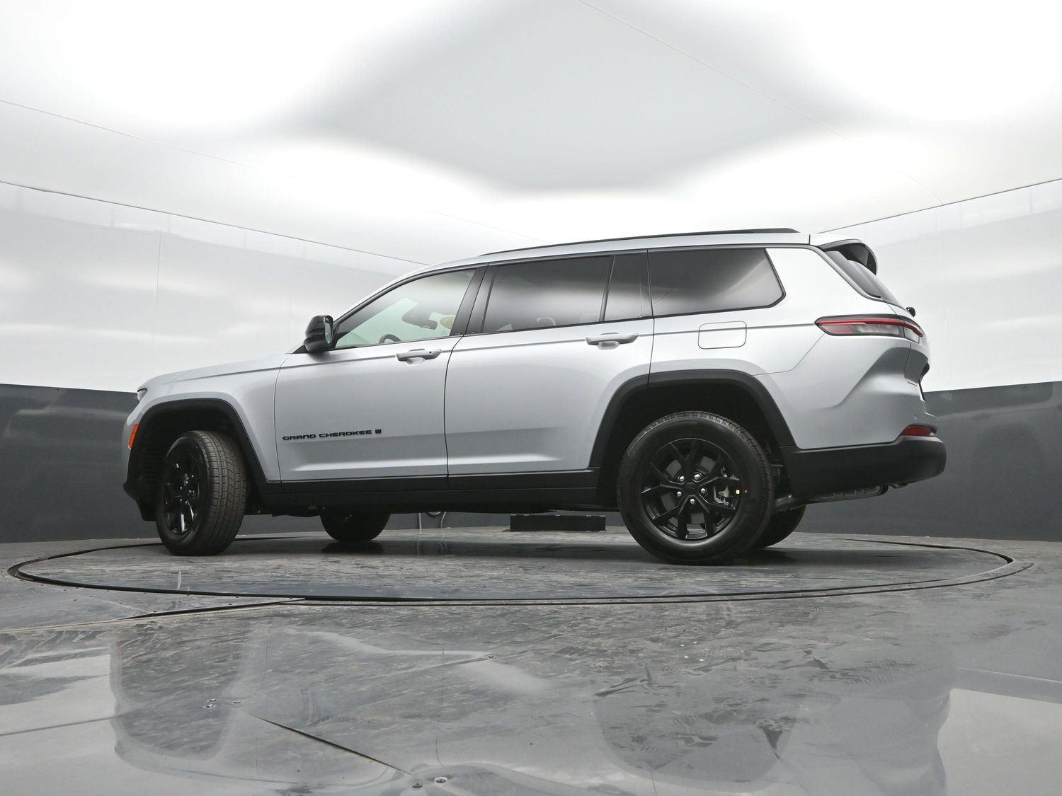 New 2026 Silver Zynith Jeep Laredo Altitude image 31