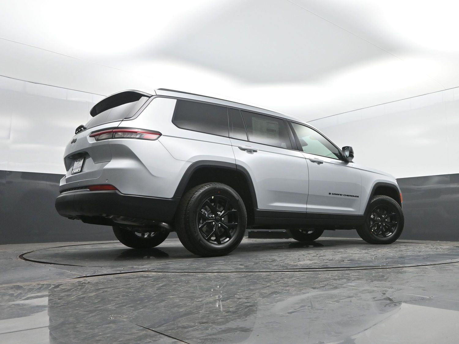 New 2026 Silver Zynith Jeep Laredo Altitude image 32