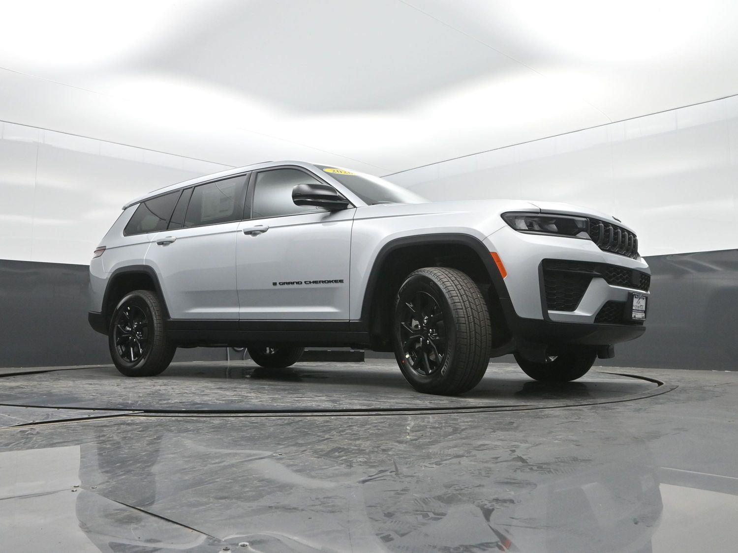 New 2026 Silver Zynith Jeep Laredo Altitude image 33