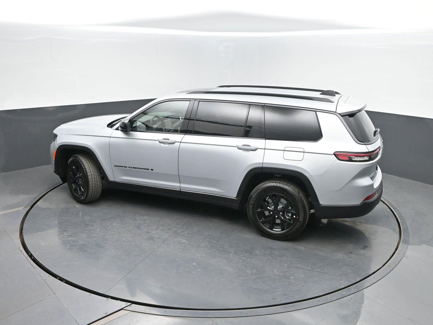 New 2026 Silver Zynith Jeep Laredo Altitude image 35