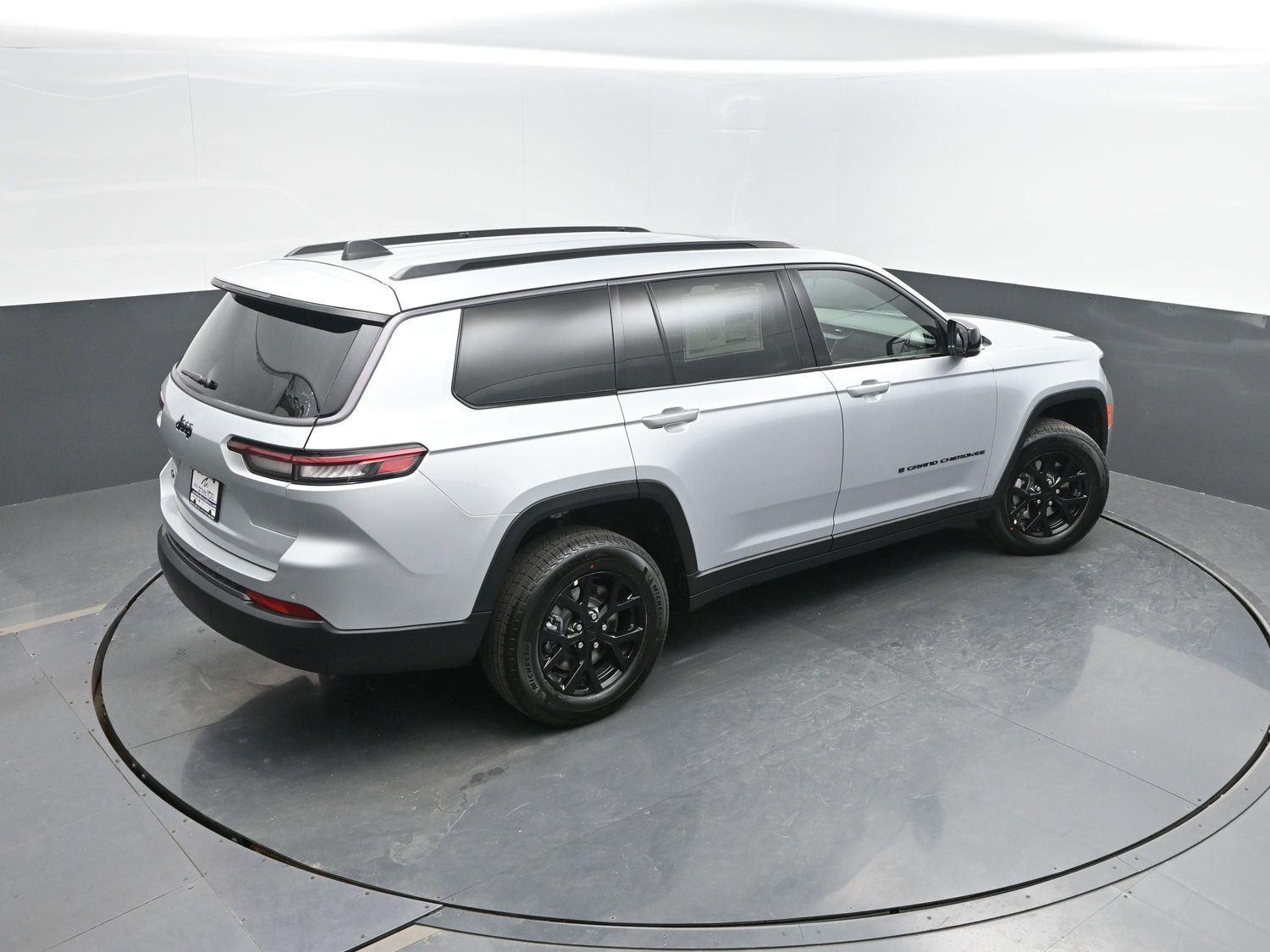 New 2026 Silver Zynith Jeep Laredo Altitude image 36