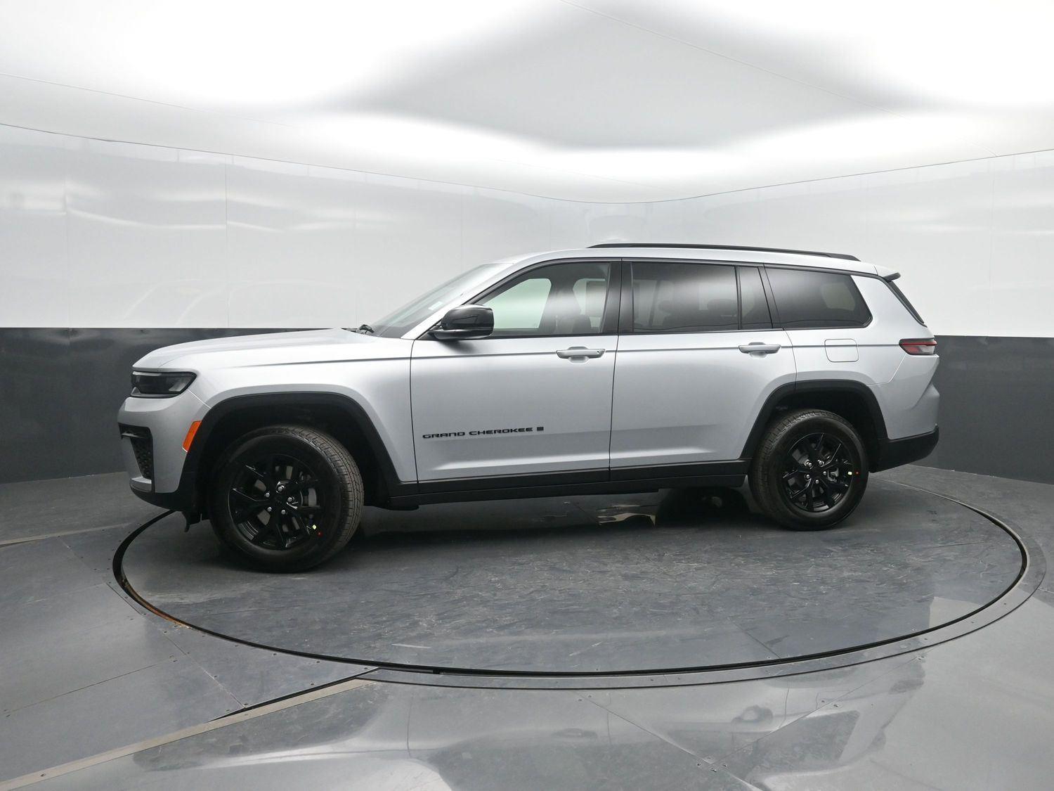 New 2026 Silver Zynith Jeep Laredo Altitude image 39