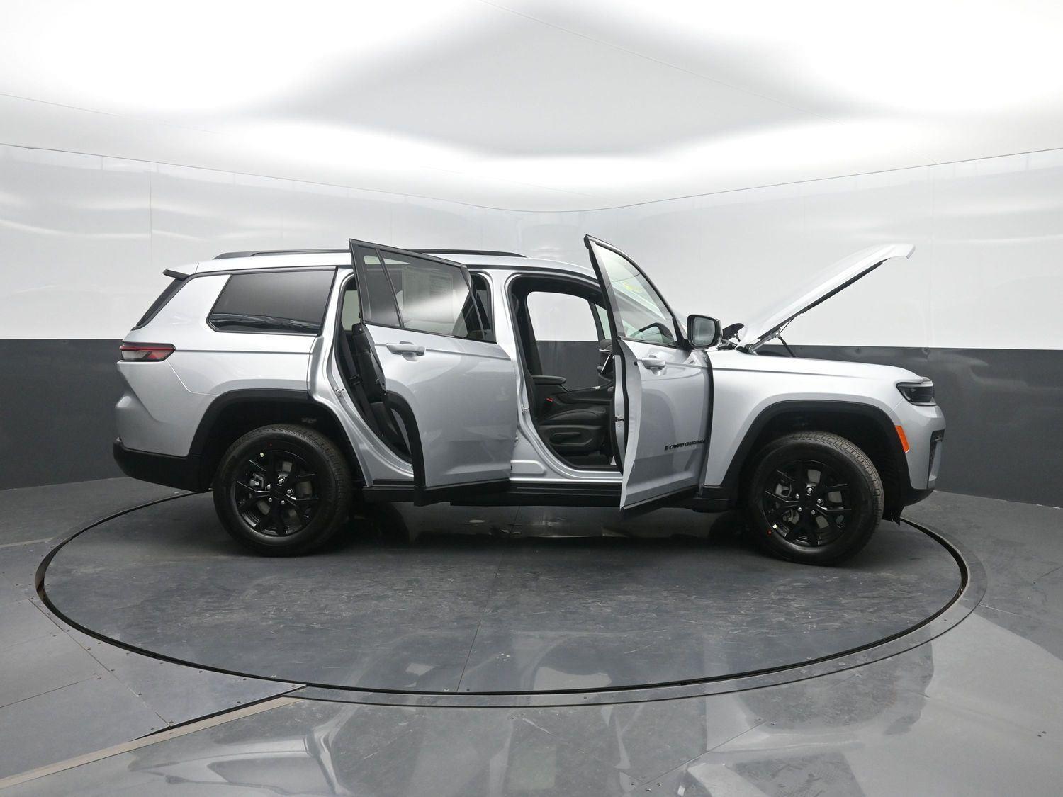 New 2026 Silver Zynith Jeep Laredo Altitude image 45