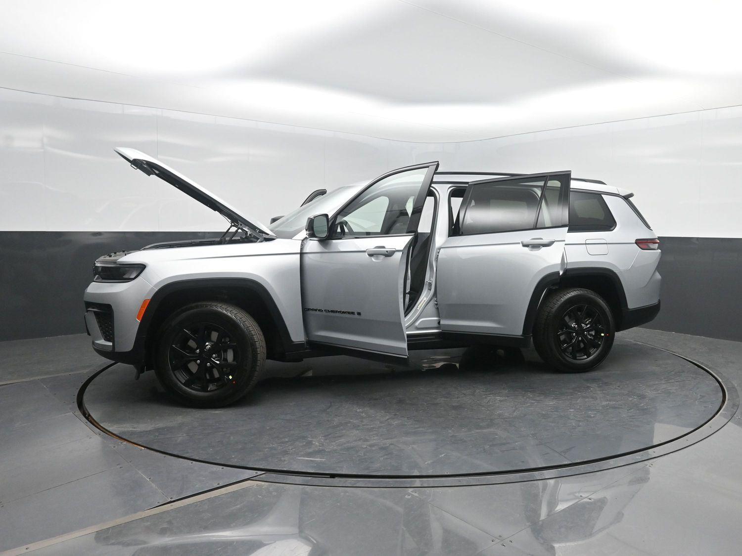 New 2026 Silver Zynith Jeep Laredo Altitude image 46