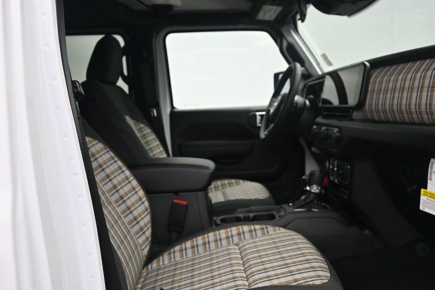 New 2026 Bright White Clearcoat Jeep 4-Door 85th Anniversary Edition image 11