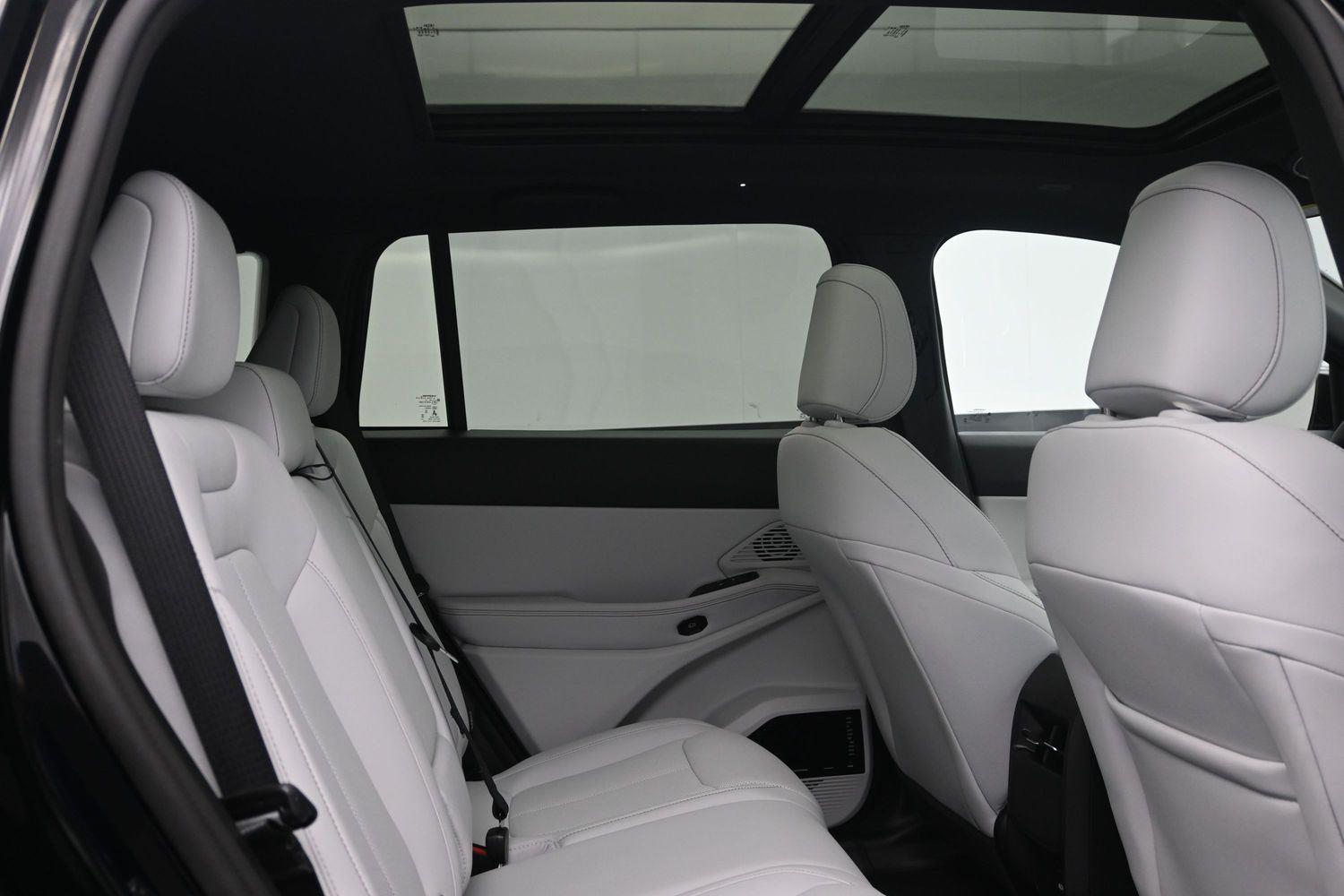 New 2026 Diamond Black Crystal Pearlcoat Jeep Limited image 13