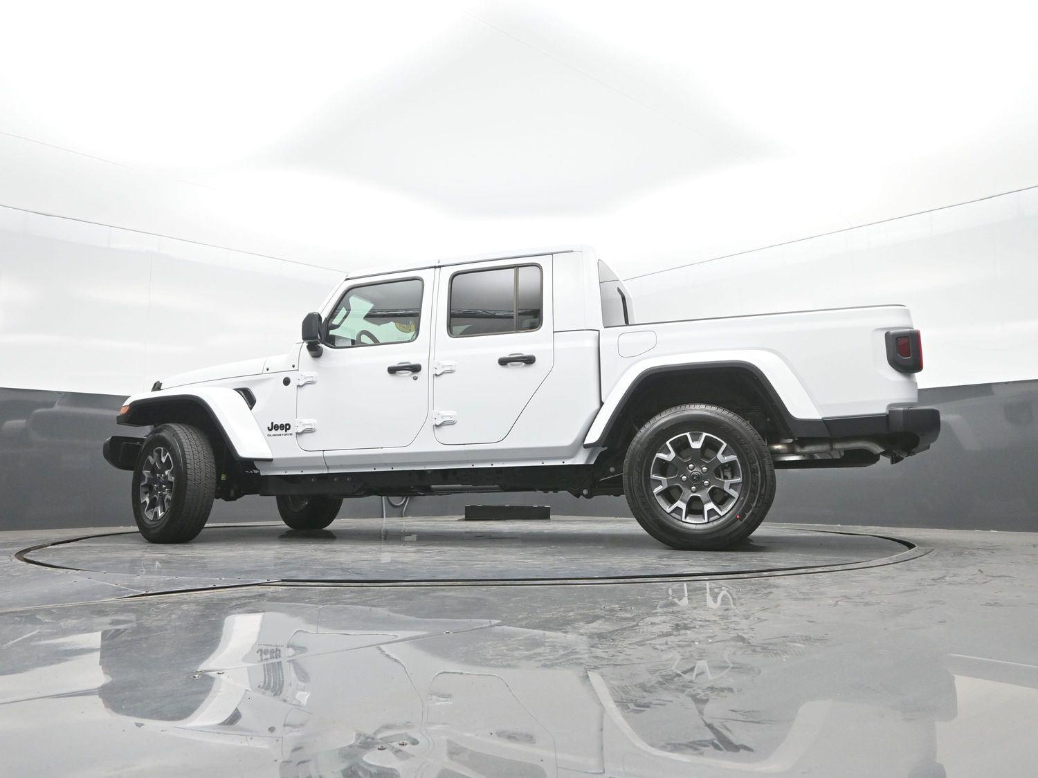 New 2026 Bright White Clearcoat Jeep Sahara image 32
