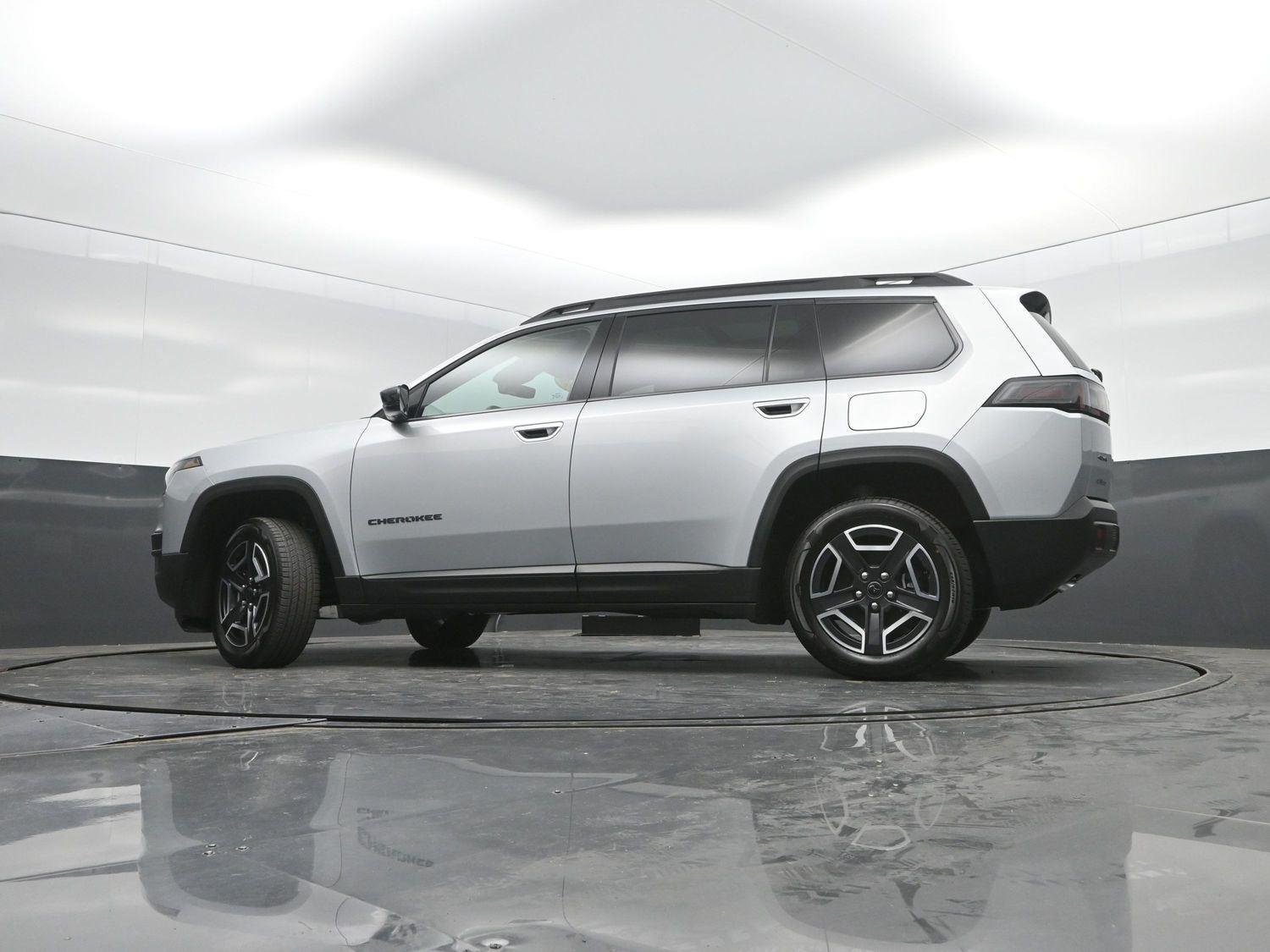 New 2026 Silver Zynith Clearcoat Jeep Laredo image 34