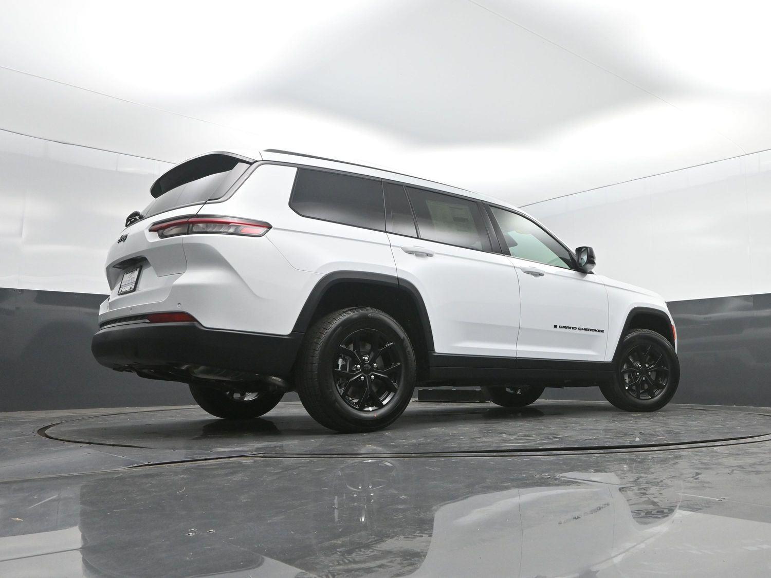 New 2026 Bright White Clearcoat Jeep Laredo Altitude image 34