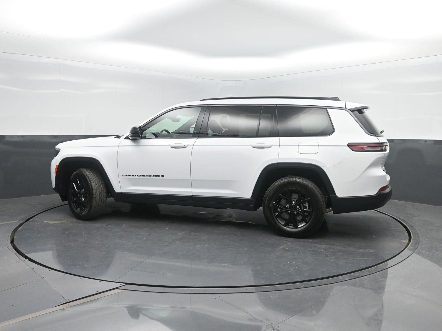 New 2026 Bright White Clearcoat Jeep Laredo Altitude image 40