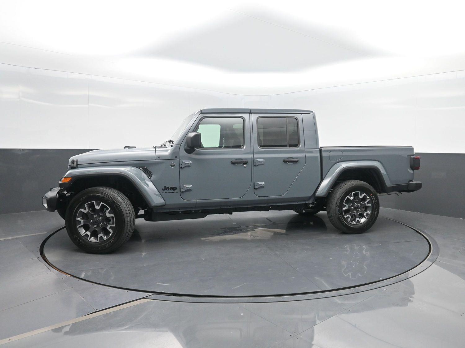 Anvil Clearcoat 2026 Jeep Gladiator Pickup Truck Four-Wheel Drive 8-Speed Automatic
