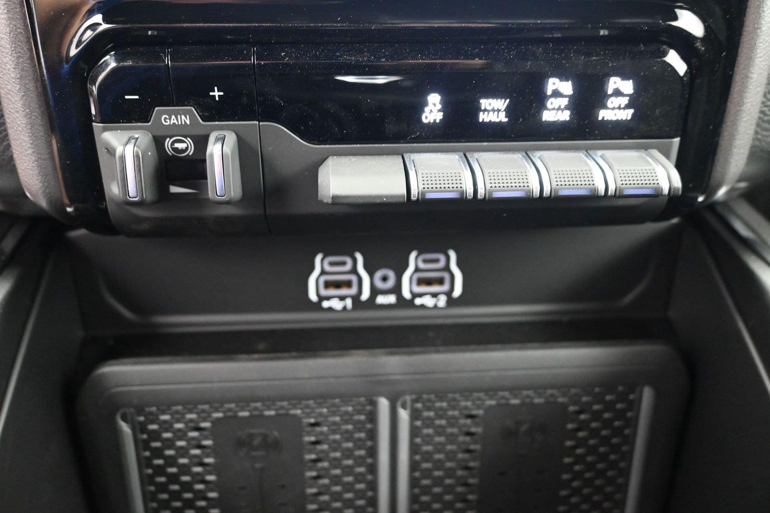 New 2026 Diamond Black Crystal Pearlcoat Ram Laramie image 33