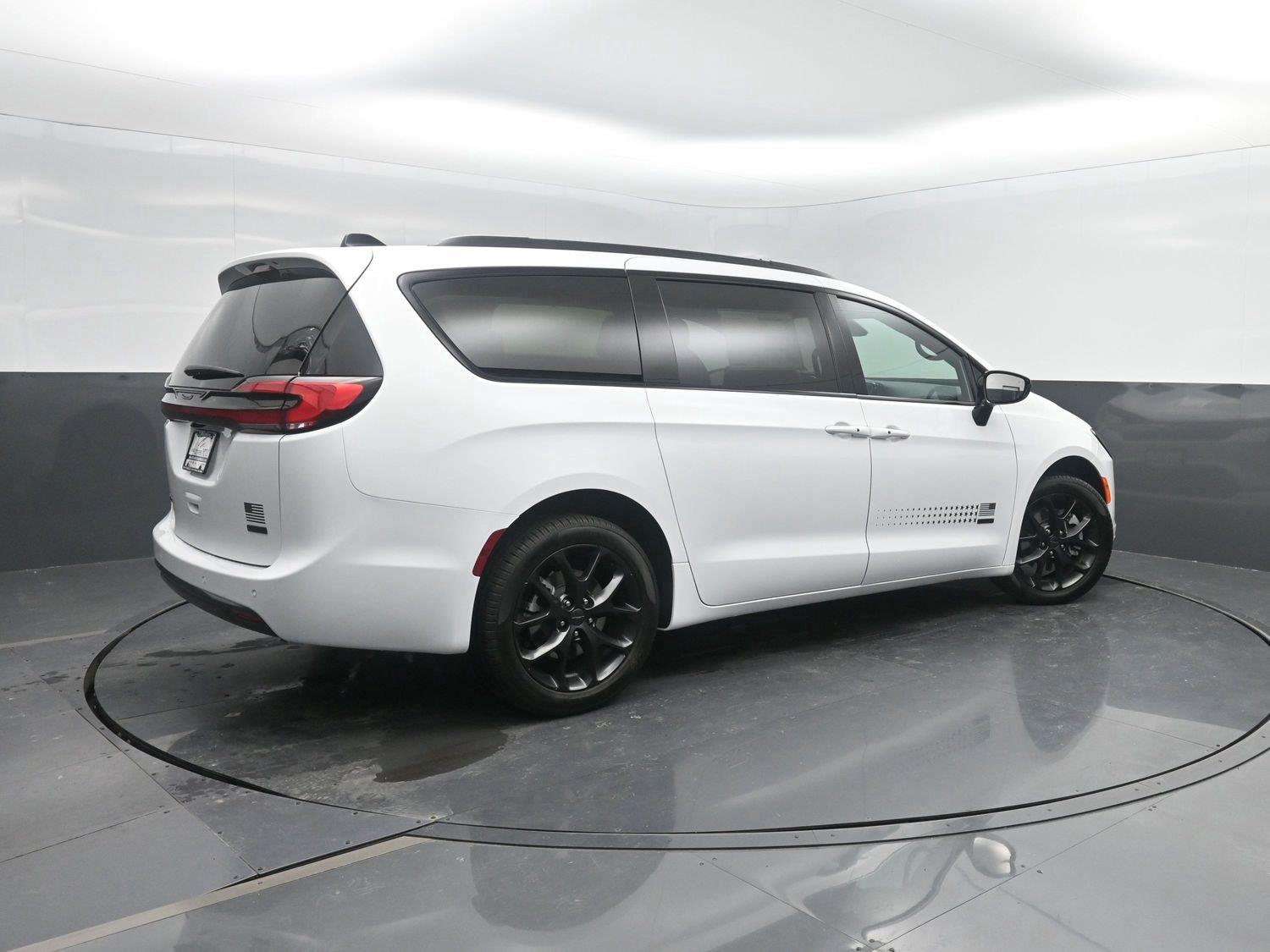 New 2027 Bright White Clearcoat Chrysler Select image 2