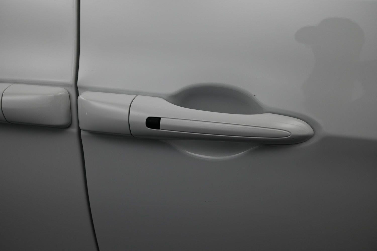 New 2027 Bright White Clearcoat Chrysler Select image 7