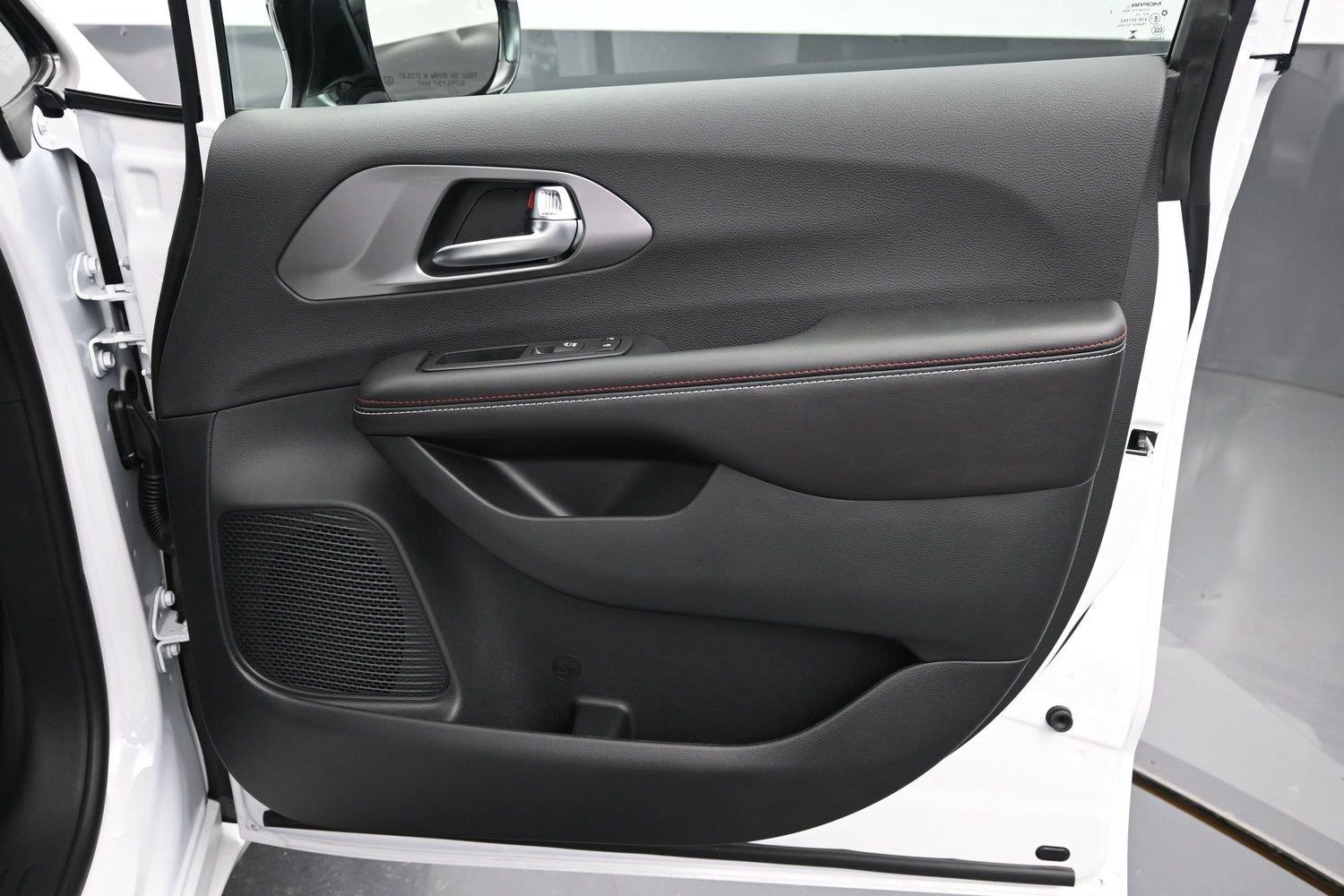 New 2027 Bright White Clearcoat Chrysler Select image 8