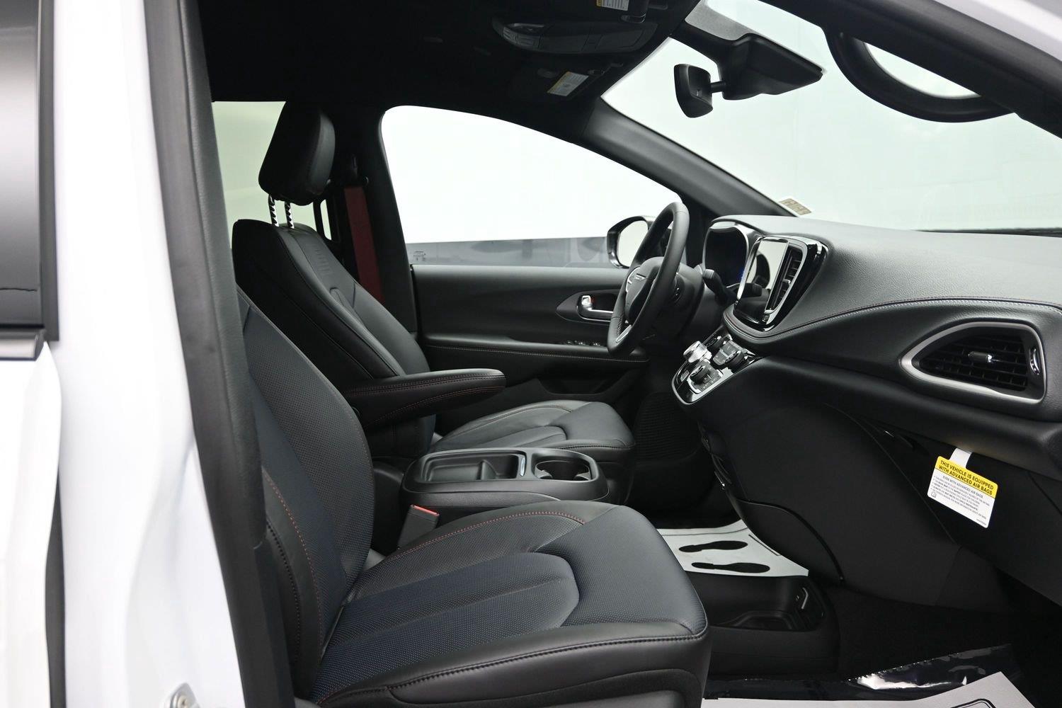 New 2027 Bright White Clearcoat Chrysler Select image 9