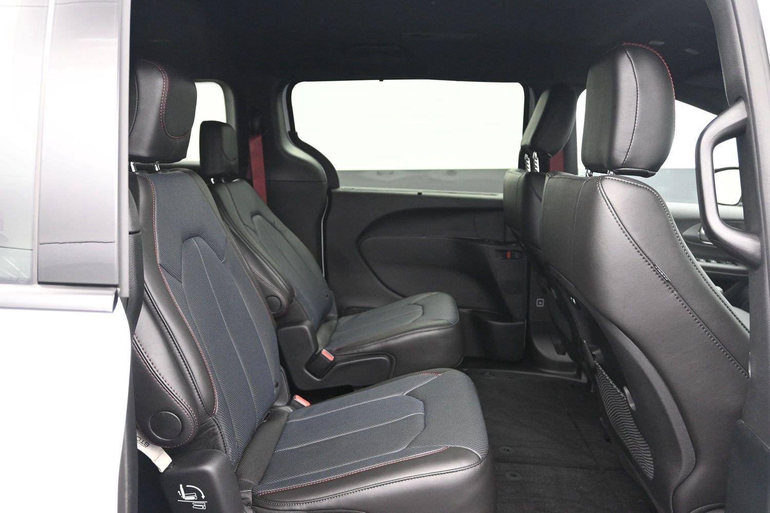 New 2027 Bright White Clearcoat Chrysler Select image 11