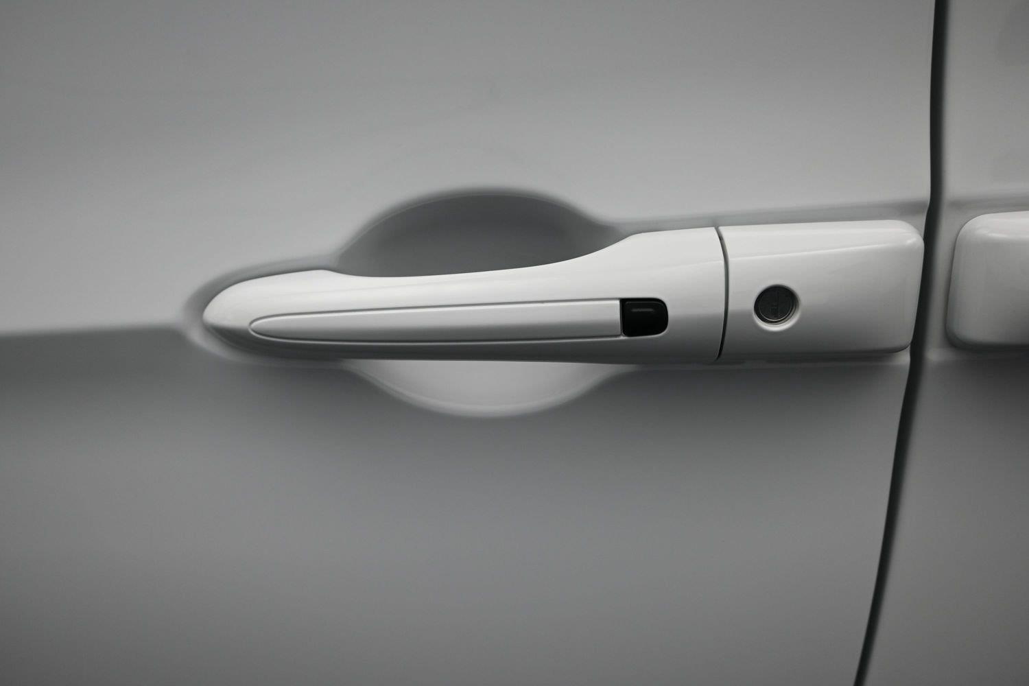 New 2027 Bright White Clearcoat Chrysler Select image 17