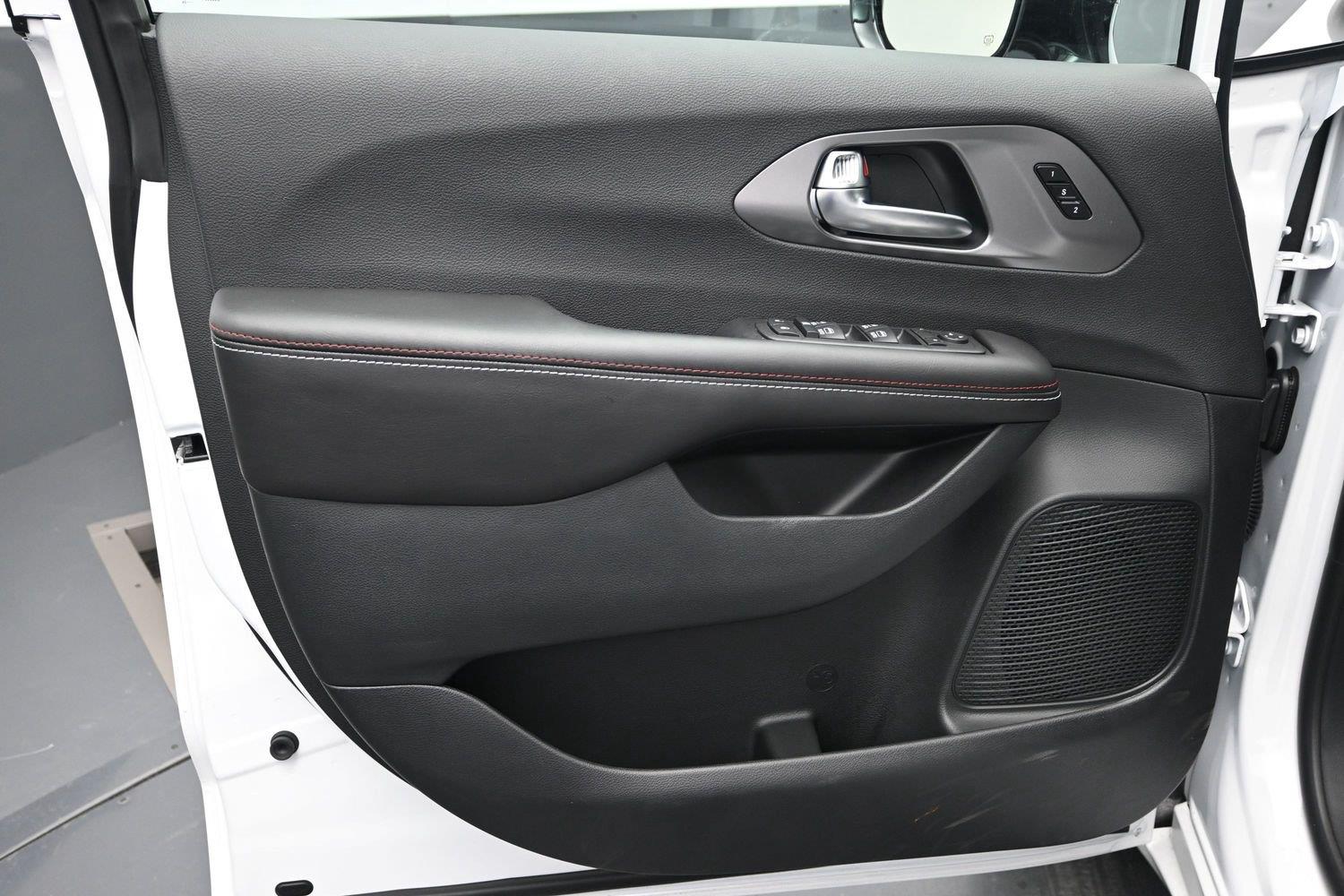 New 2027 Bright White Clearcoat Chrysler Select image 18