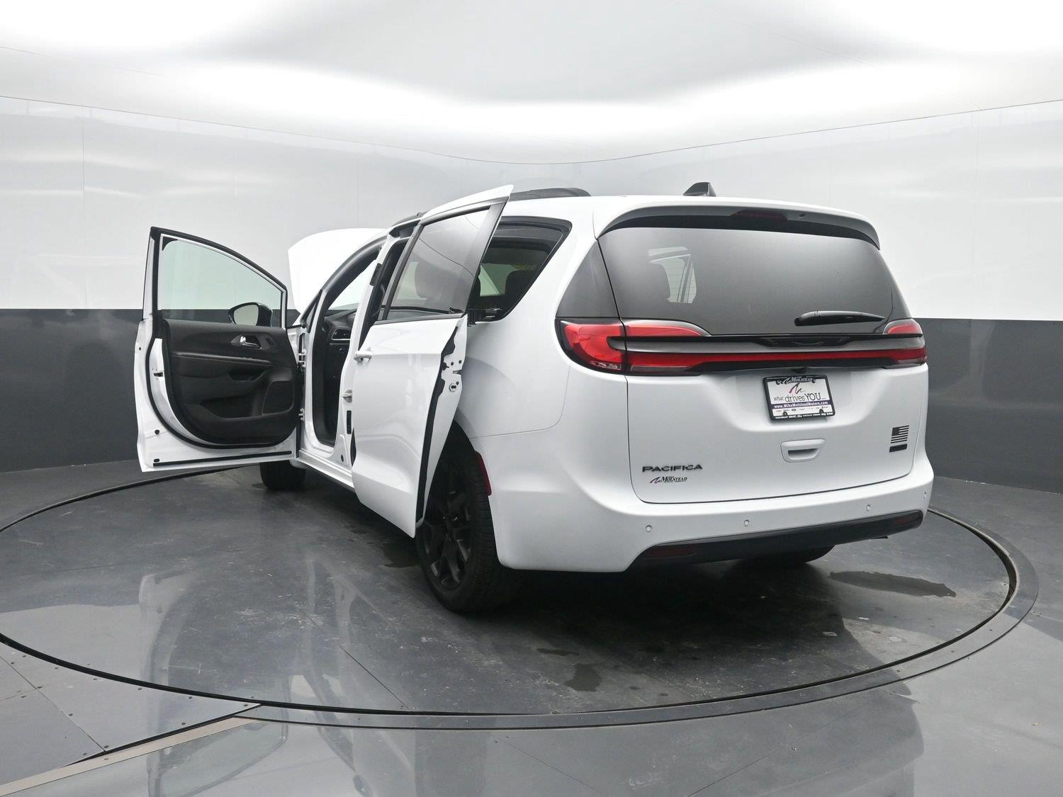 New 2027 Bright White Clearcoat Chrysler Select image 46
