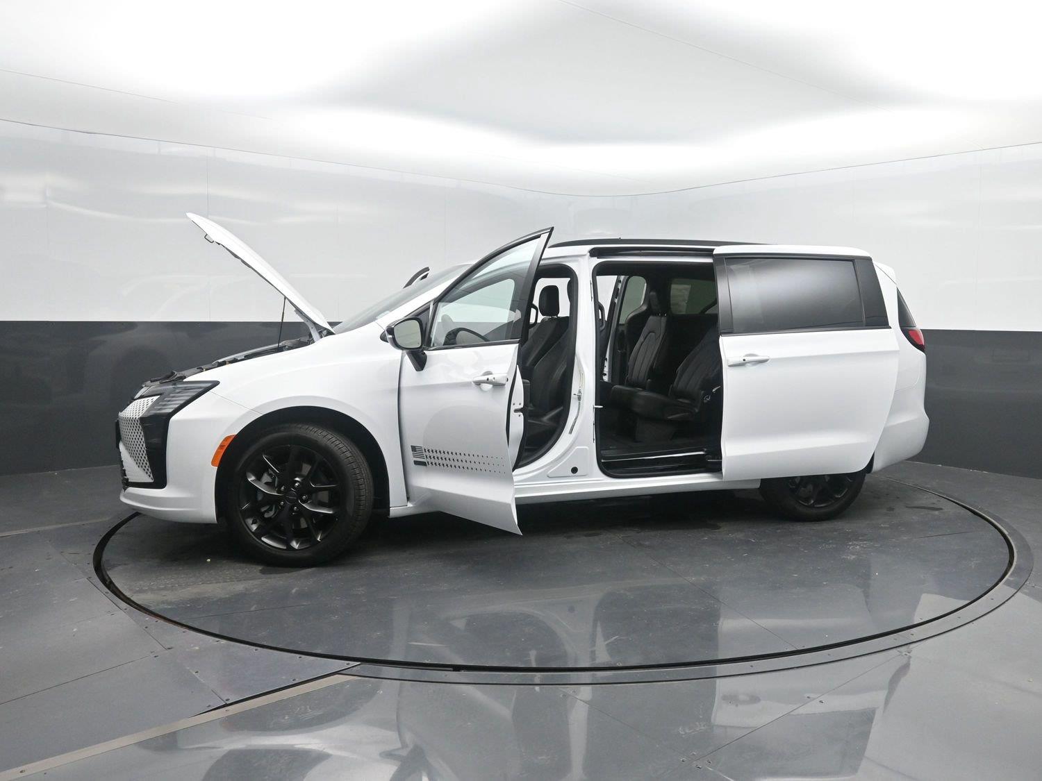 New 2027 Bright White Clearcoat Chrysler Select image 48