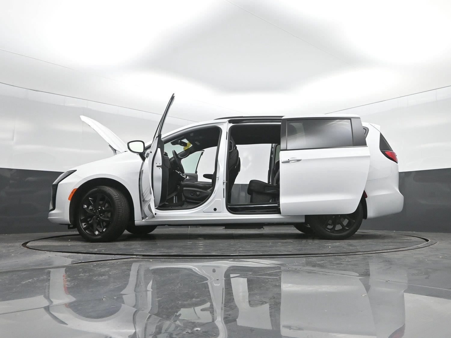 New 2027 Bright White Clearcoat Chrysler Select image 50