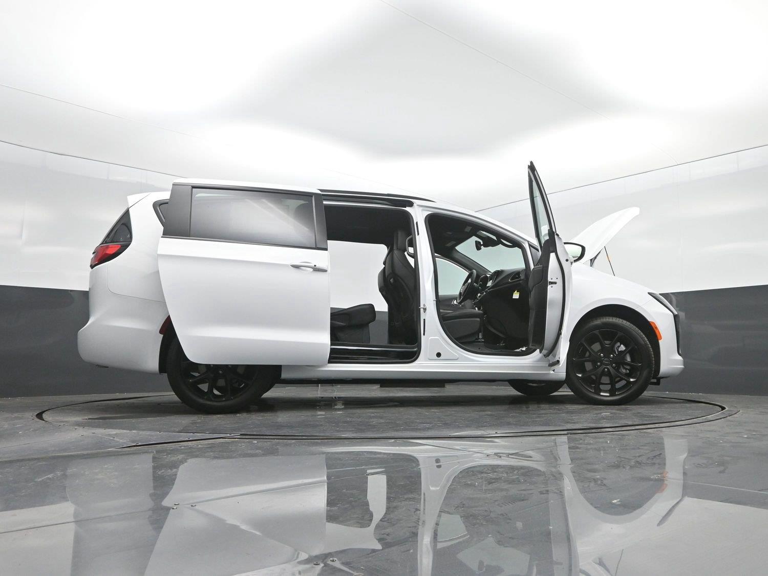 New 2027 Bright White Clearcoat Chrysler Select image 51