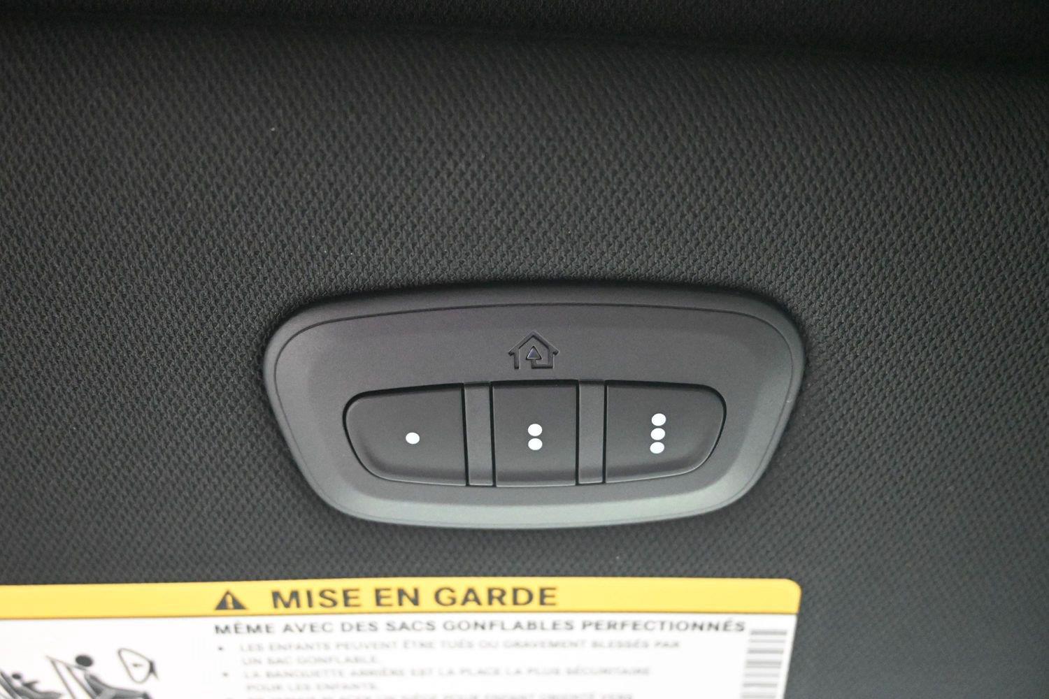 New 2027 Bright White Clearcoat Chrysler Select image 31