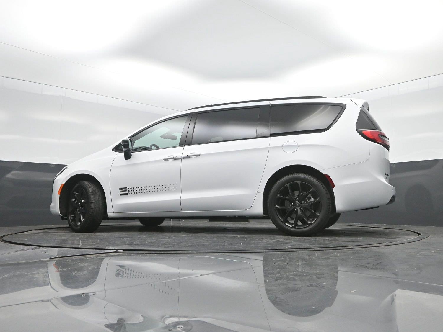 New 2027 Bright White Clearcoat Chrysler Select image 33