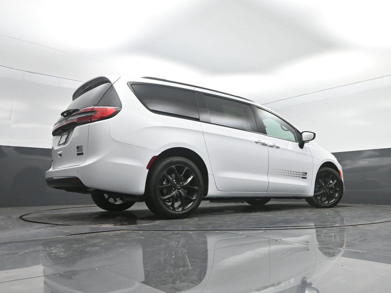 New 2027 Bright White Clearcoat Chrysler Select image 34