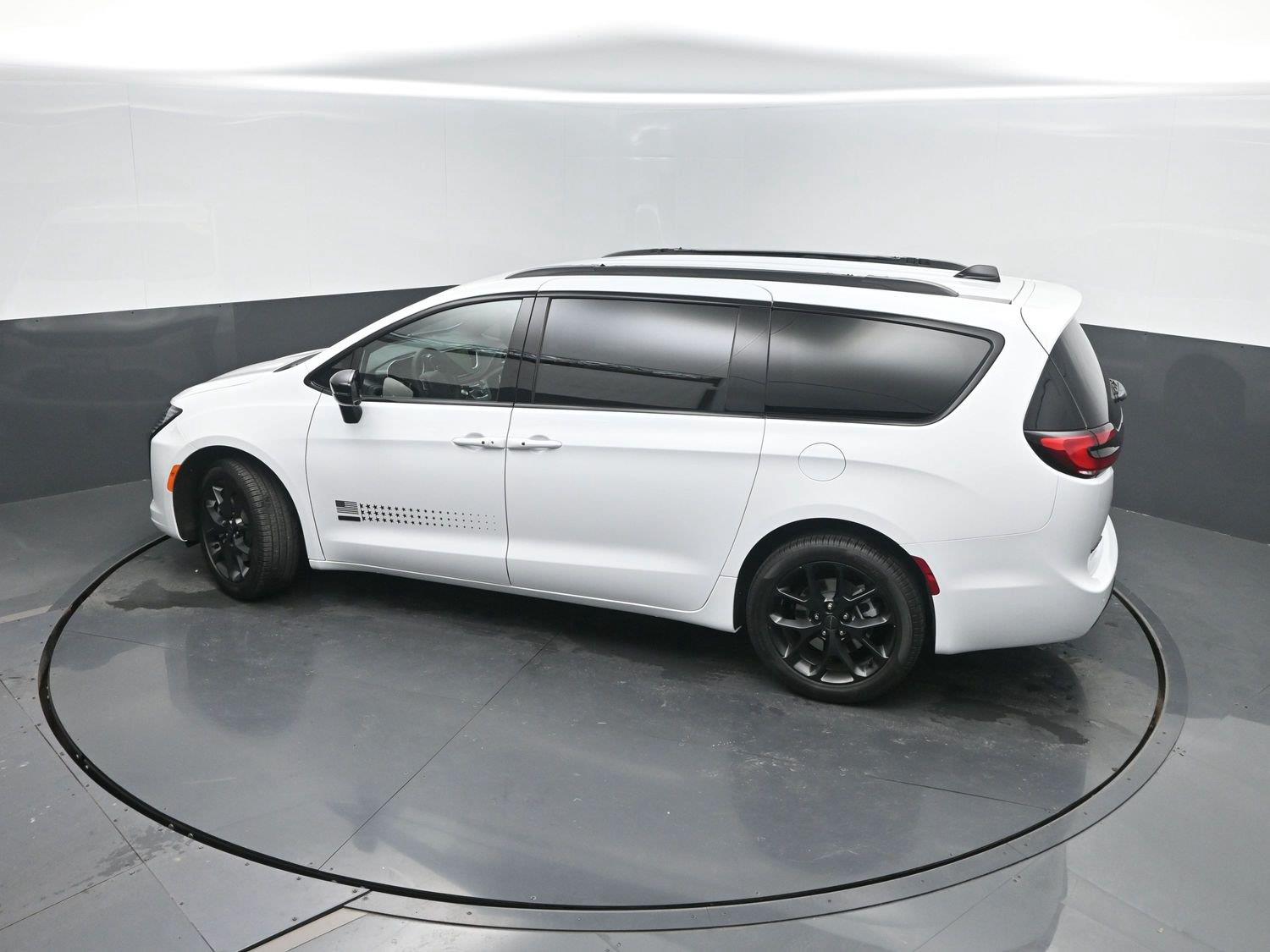 New 2027 Bright White Clearcoat Chrysler Select image 37