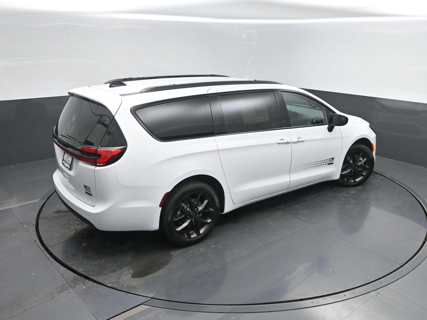 New 2027 Bright White Clearcoat Chrysler Select image 38