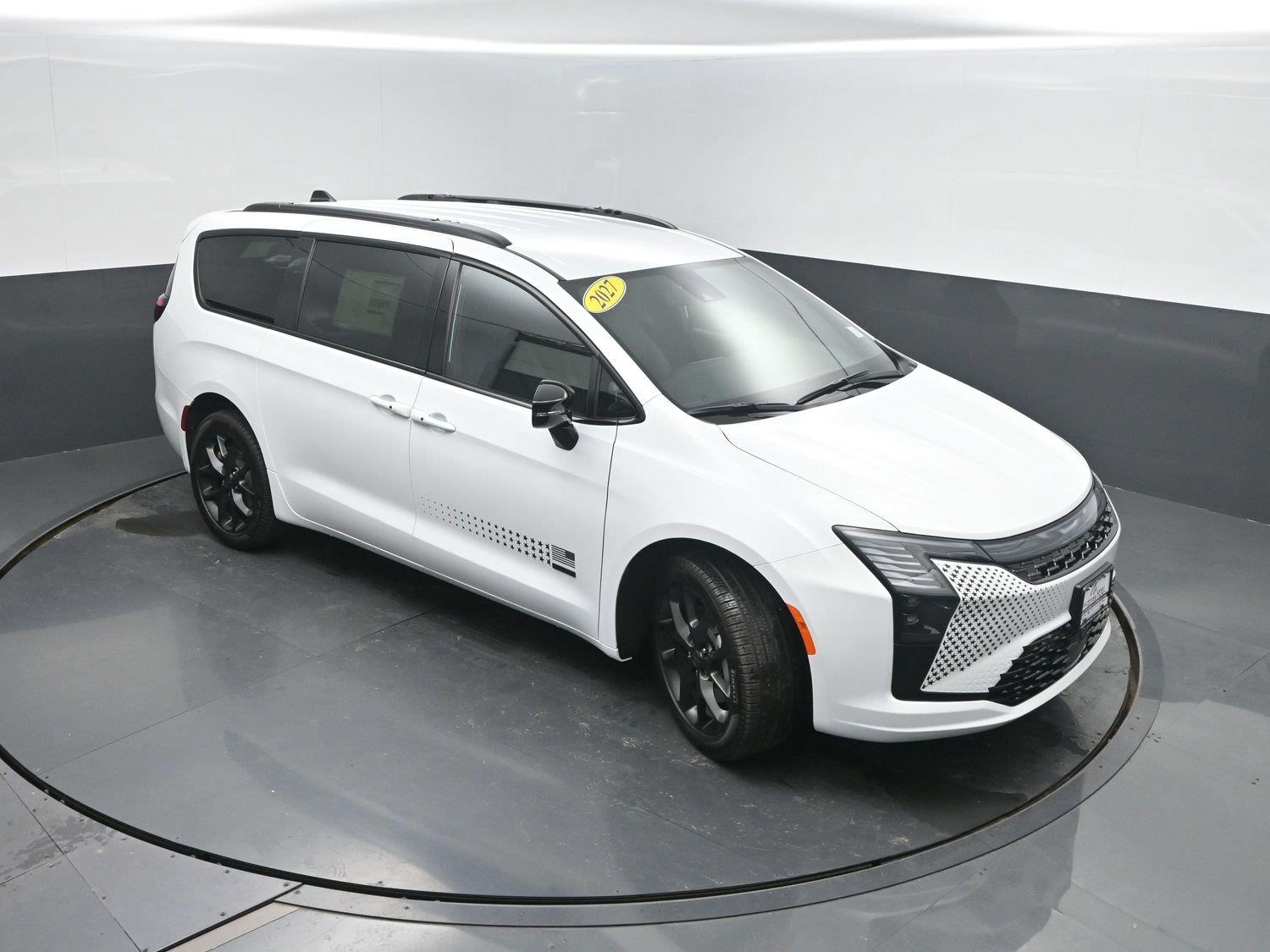 New 2027 Bright White Clearcoat Chrysler Select image 39